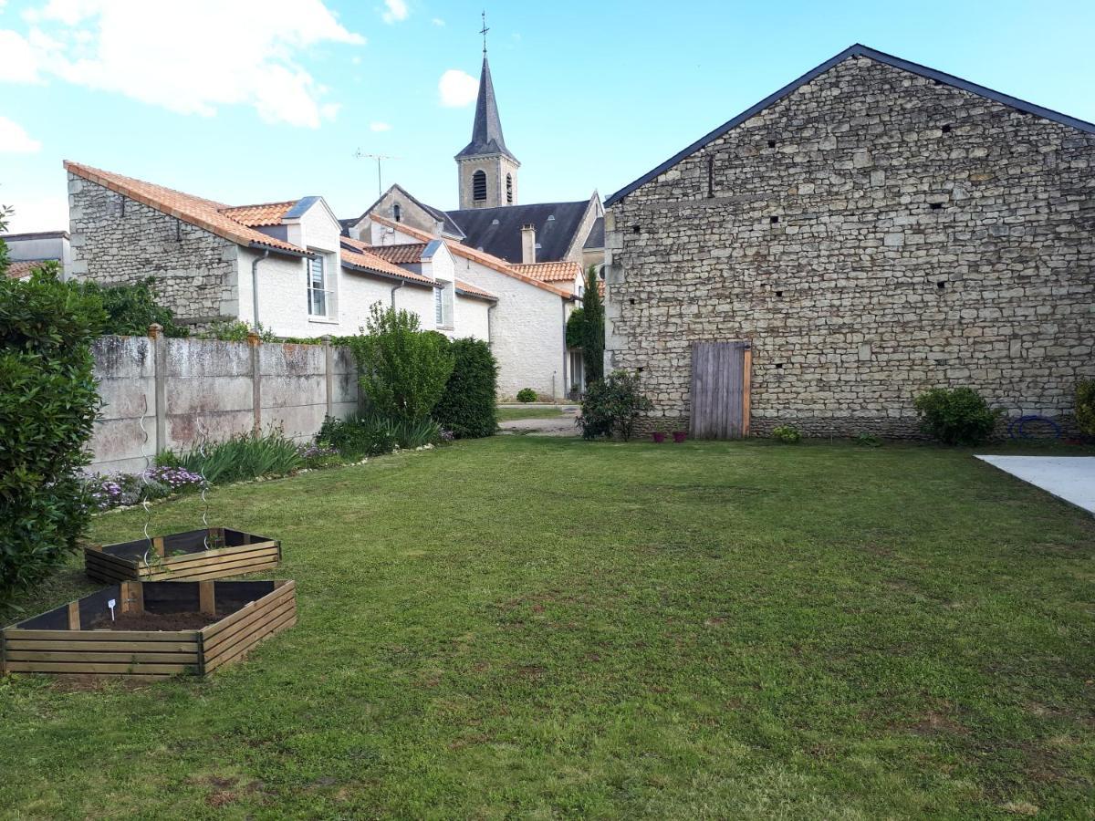 Gite Amanala Poitou Saint-Genest-d'Ambiere Exterior photo